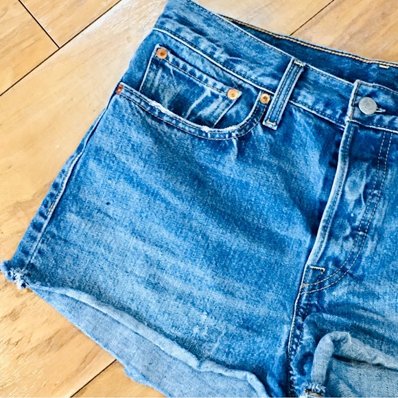 Levi Strauss blue denim shorts cut off distressed style summer 32 waist - Picture 2 of 6